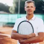 Principiante aprendiendo a jugar tenis con raqueta - guía completa para empezar en el tenis